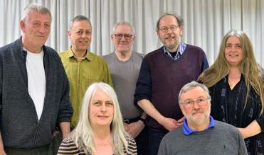 
Siddende forrest fra venstre: Helle Hansen og Edvin Juhl. 
Bagerst fra venstre:
Rudolf Bay, Mogens S L Nielsen, Johnny Rasmussen, Peter Iversen og Anette Knight.
(Gl. foto. Mangler Helle Månsson og Niels Jensen - Johnny Rasmussen er stoppet)
(Foto: Bo Sigismund)


Forslag til de halvårlige afdelingsmøder (beboermøder) afleveres til afdelingsbestyrelsen senest kl. 12, 14 dage
før afholdelse af det pågældende afdelingsmøde.
Det kan foregå på flere måder:
1. Ved mail direkte til afdelingsbestyrelsen
2. I bestyrelsens postkasse ved 215
3. Aflevering på driftskontoret
4. Aflevering til administrationen (boligforeningen), se hvordan nederst på denne side!

